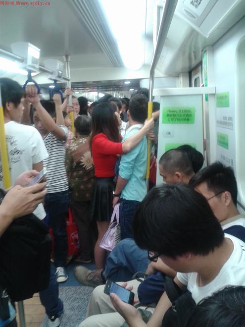 深圳龙华线地铁老人与小孩没人让坐位